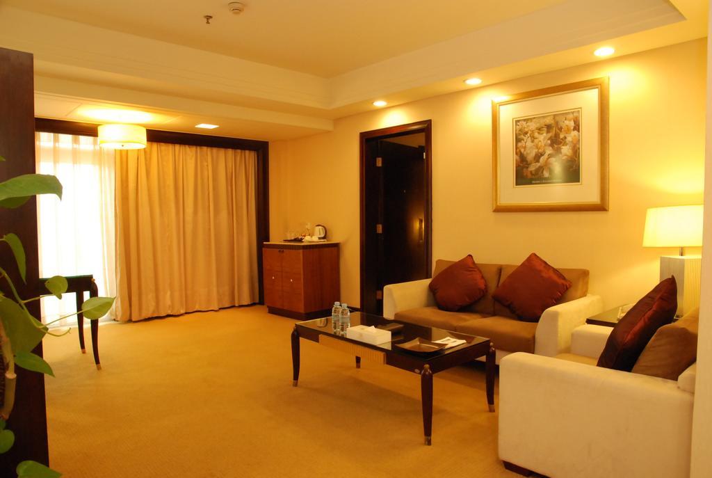 דונגגואן 东莞君兰酒店 Grand Land Hotel מראה חיצוני תמונה
