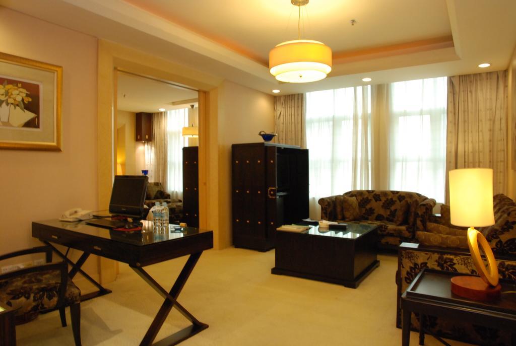 דונגגואן 东莞君兰酒店 Grand Land Hotel מראה חיצוני תמונה